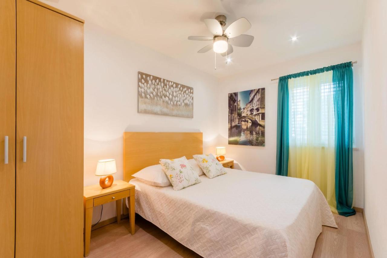 Apartments With A Parking Space Supetar, Brac - 16294 Extérieur photo