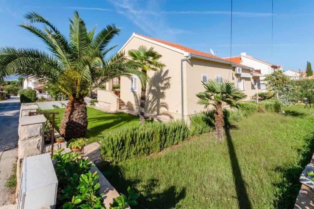 Apartments With A Parking Space Supetar, Brac - 16294 Extérieur photo